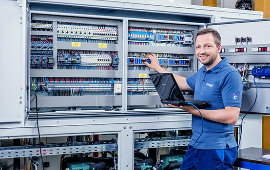 CK_Karriere_Mechatroniker-fuer-Kaeltetechnik-bzw.-Kaelteanlagenbauer_554x370px