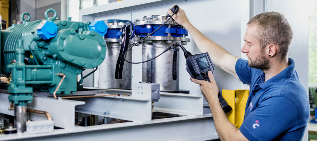 Qualitaetskontrolle einer Schweißnaht Qualitätssicherung bei compact Kältetechnik Dresden