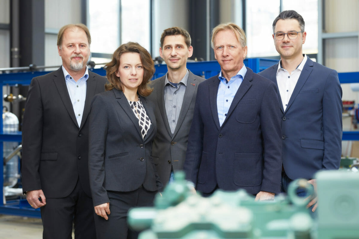 Geschäftsleitung compact Die Geschäftsführer Lutz Hering, Personalleiterin Annett Gregor und Geschäftsführer Frank Poschmann. Compact Kältetechnik GmbH in Dresden. Bewerber im Wettbewerb „Zukunftspreis – Handwerksbetrieb des Jahres 2018“ der Handwerkskammer Dresden, fotografiert am 17. Mai 2018. Foto: André Wirsig für die Handwerkskammer Dresden