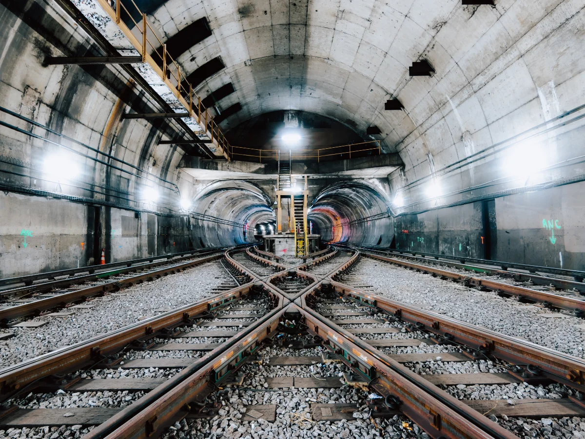 bodenvereisung-tunnelbau-u-bahn-tunnel Gleisanlage in einem U-Bahn-Tunnel als Einsatzumgebung für Bodenvereisung bei Tiefbauarbeiten unter dem Grundwasserspiegel
