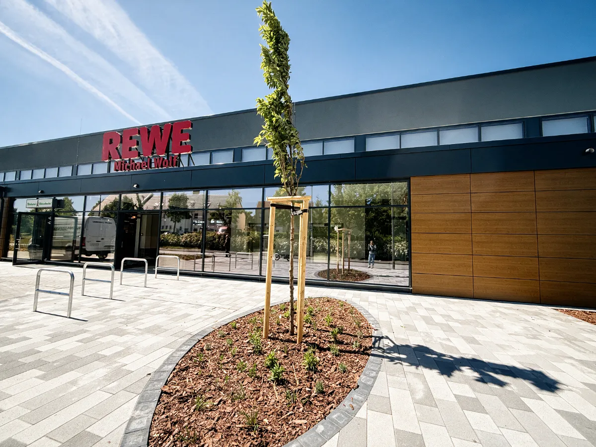 rewe-markt-dippoldiswalde-aussenansicht Außenansicht des neuen REWE-Marktes in Dippoldiswalde mit Eingangsbereich